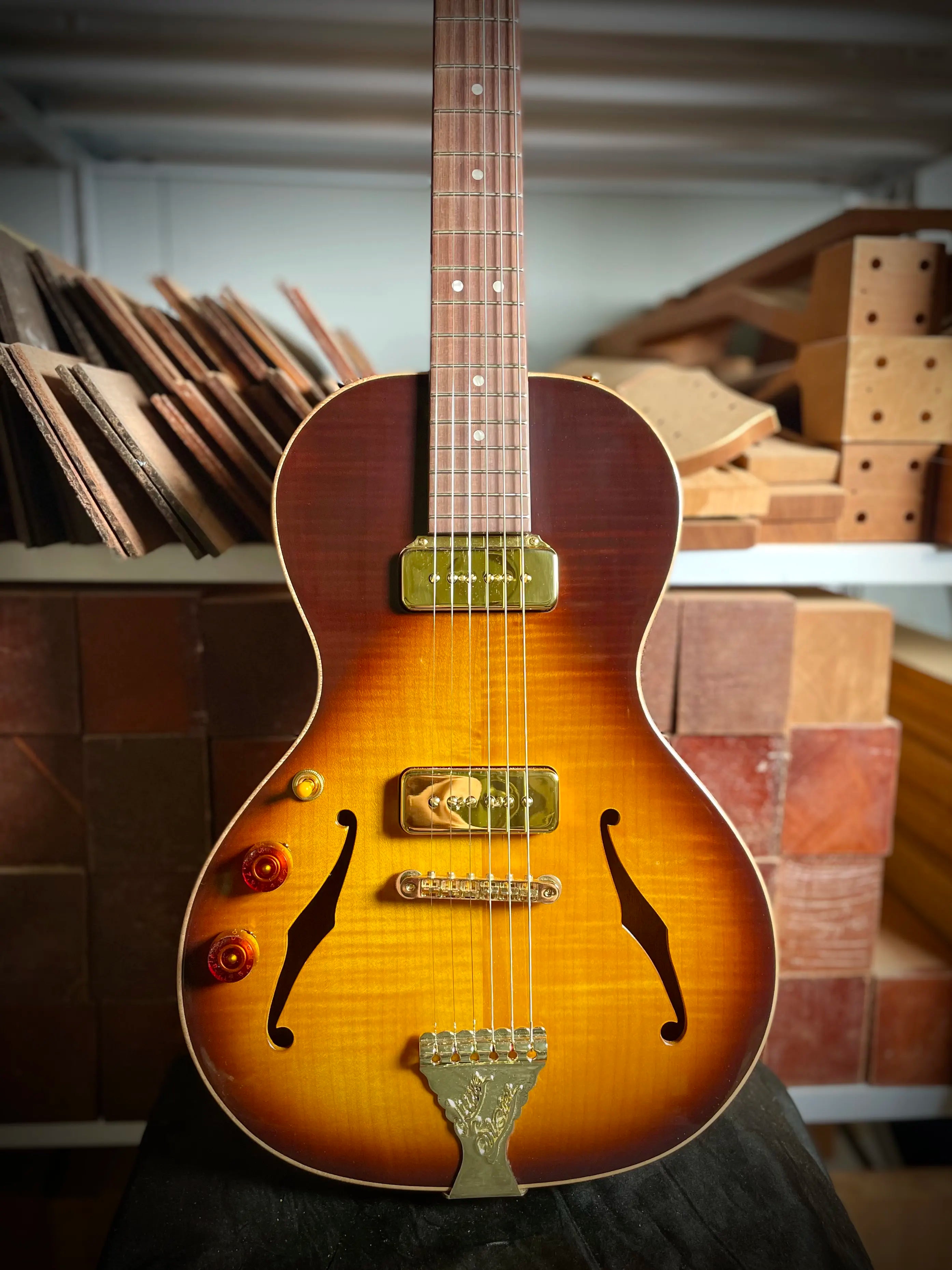 Crossroads Little Sister Non-Cut Tobacco Burst (Lefty) - Only One Crossroads Little Sister Non-Cut Tobacco Burst (Lefty) - Only One